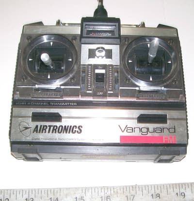 Radio Airtronics Vanguard Sanwa VG4R de 4 canales para avión a control remoto R/C