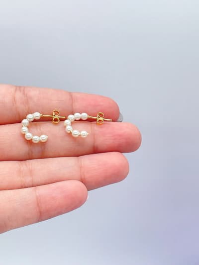 Aros pequeños con perlas abiertas chapados en oro de 18 quilates