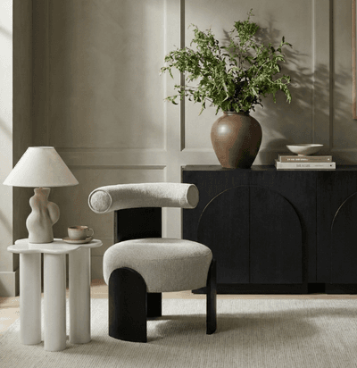 Silla tapizada con tejido de lino texturizado