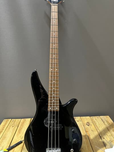 Bajo eléctrico Yamaha de 4 cuerdas con diapasón de palisandro - Negro