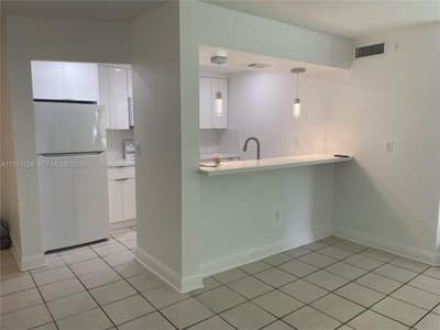 Condominio de 2 habitaciones y 2 baños en perfecto estado