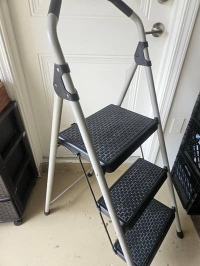 Vendo escalera plegable de 3 peldaños Gorilla, de acero negro y gris - Usada