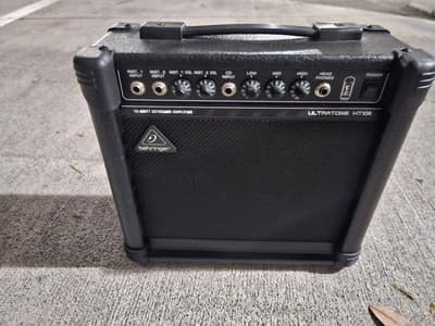 Altavoz amplificador negro de Behringer, modelo Ultratone KT108