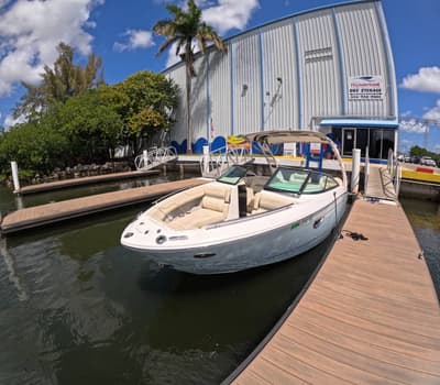 Se vende embarcación Regal LX4 2022 con un motor Yamaha de 250 HP