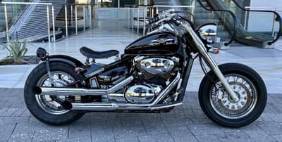 Motocicleta Suzuki C50 Bobber