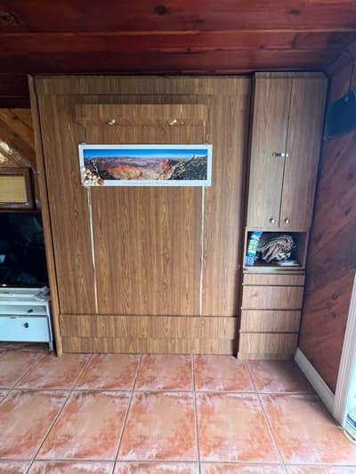 Preciosa cama Murphy con fantástico espacio de almacenamiento lateral