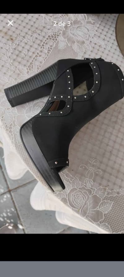 Zapato de tacón alto con tachuelas
