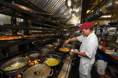 COCINEROS – WELLINGTON  Estamos contratando cocineros