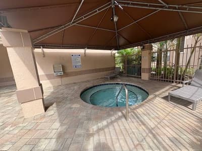 $210,000 / 1 habitación – 805 ft² – Condominio frente a la Universidad NOVA… ¡Gran oportunidad de inversión!