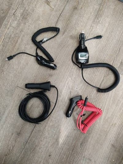 Cargador para teléfono Android Micro USB para auto en venta ($3 cada uno)